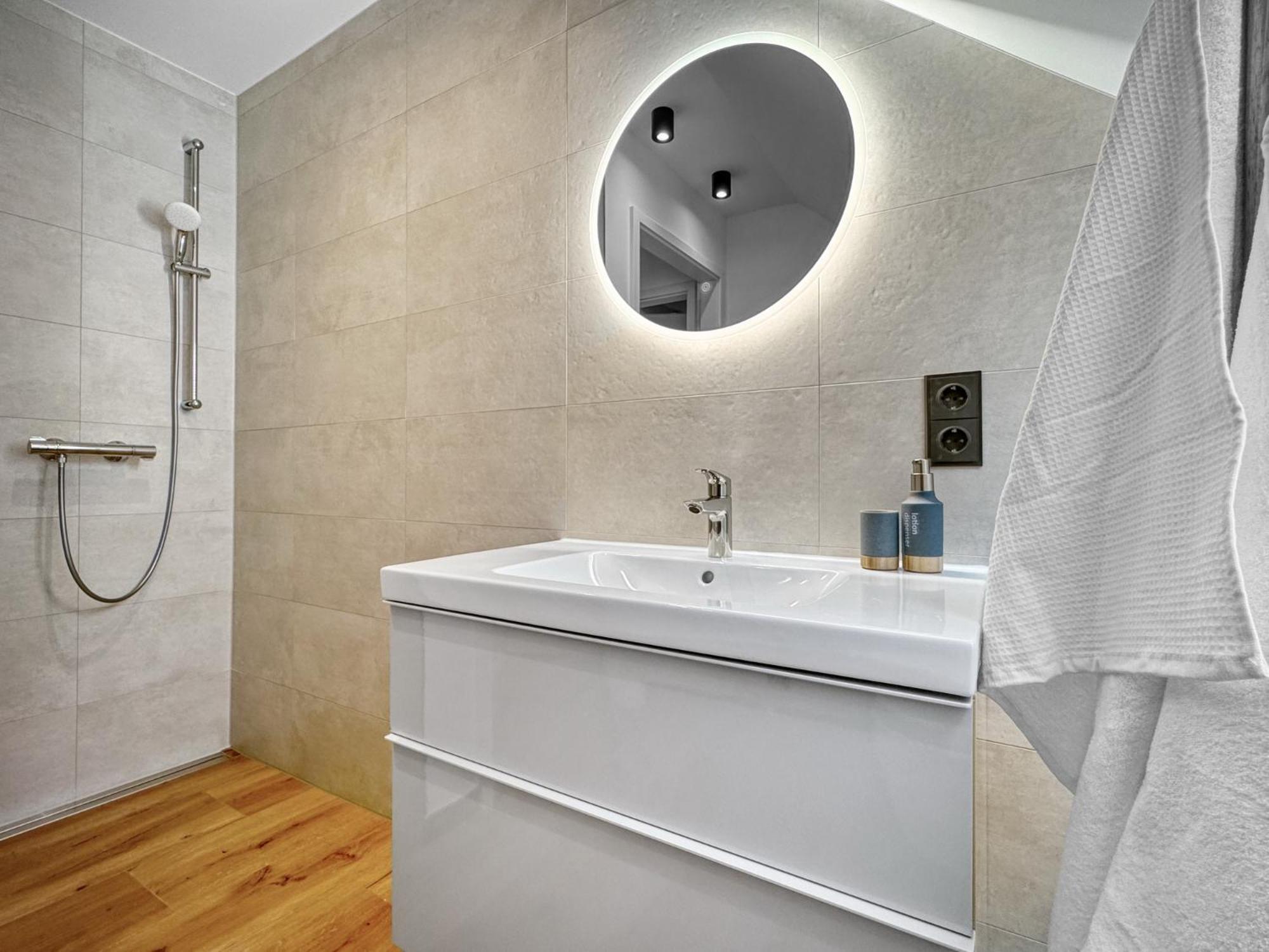 Cblue: Seeblick, Kamin, Wallbox, Natur Bentwisch Luaran gambar